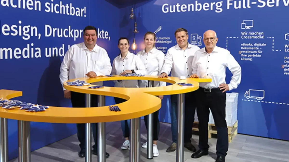 Group photo at the Lihga exhibition stand 2018