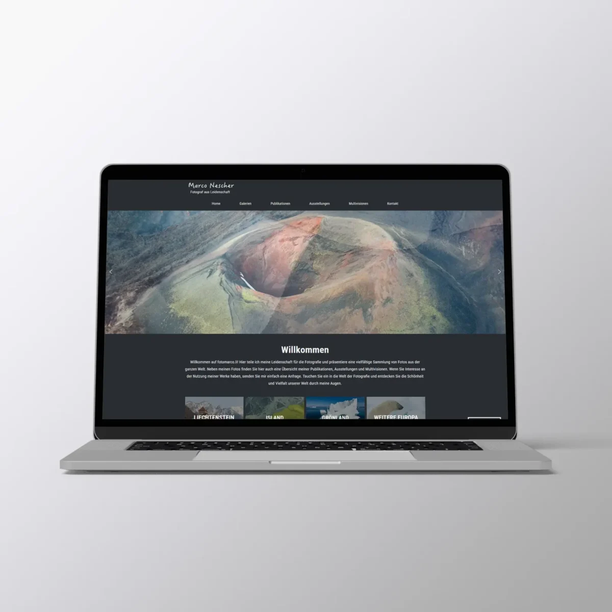 Mockup eines Laptops, auf dem die Webseite von Marco Nescher angezeigt wird. Dient als Referenzbeispiel für Webdesign-Projekte.