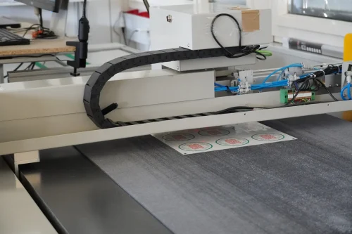 Die SinaJet Schneidemaschine schneidet Sticker aus
