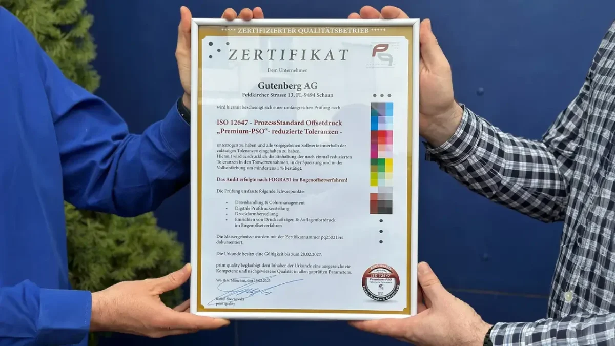 Das Premium PSO Zertifikat wird in die Kamera gehalten
