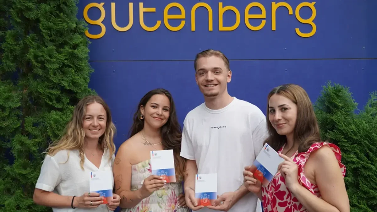Die diesjährigen Lehrabgänger der Gutenberg AG mit ihren Fähigkeitszeugnissen in der Hand